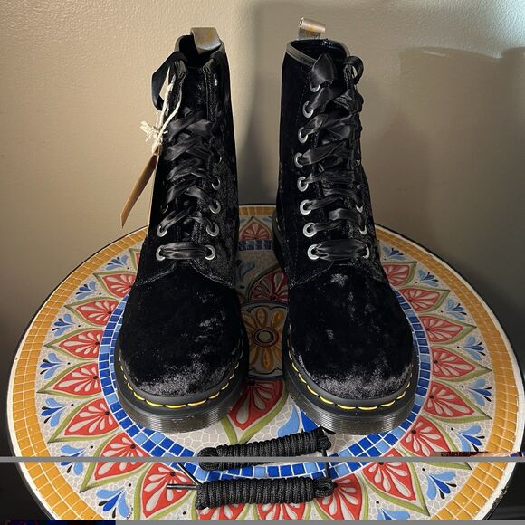 Dr. Doc Martens 1460 Vegan Crushed Velvet Womens Size 8 Boots Black Laces 8-Eye - Picture 3 of 8